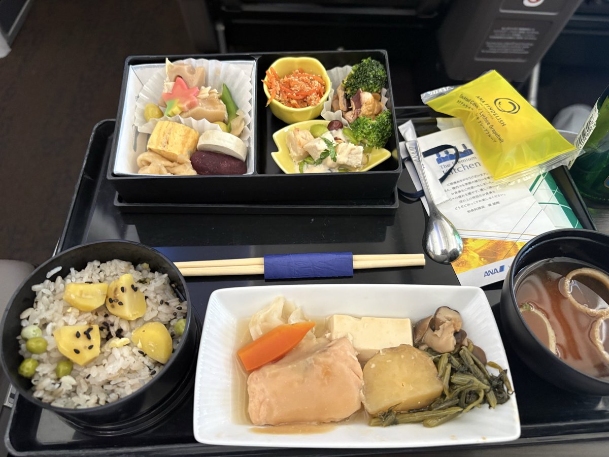 a_k_i0214's tweet photo. NH0069便✈️ 羽田→札幌
ANAファーストクラス✨
羽田ー高松線と比べて機内食が豪華すぎる😳
思わず「ほぼ国際線じゃん！」って言ってしまった🤣
CAさん達にも本当に良くしていただき、楽しいフライトでした💕
ありがとうございました😊
無事、札幌駅到着〜！
北海道の夜、楽しみます🦀🍺
#ANA  #NH0069 https://t.co/L9UzjbnaQk