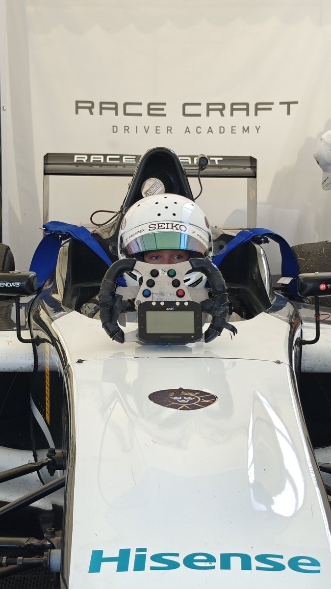 MillaSjostrand's tweet photo. Hej @MartinLorentzon! Jag är en av världens bästa unga kvinnliga racerförare. I veckan har jag varit på F1 Academy Rookie Test. Jag vill ha dig i mitt team som samarbetspartner och/eller investerare. När kan vi ta ett möte så jag kan berätta mer vad jag kan erbjuda? https://t.co/vwbvV9SY3v