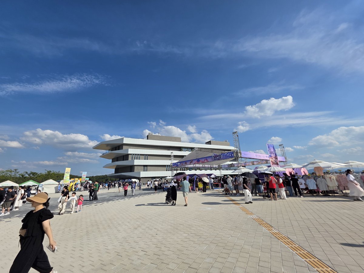 _eLOOJAY's tweet photo. 今日オープンした韓国の永川市(ヨンチョン)競馬場に行った https://t.co/F5xOvoCtOG
