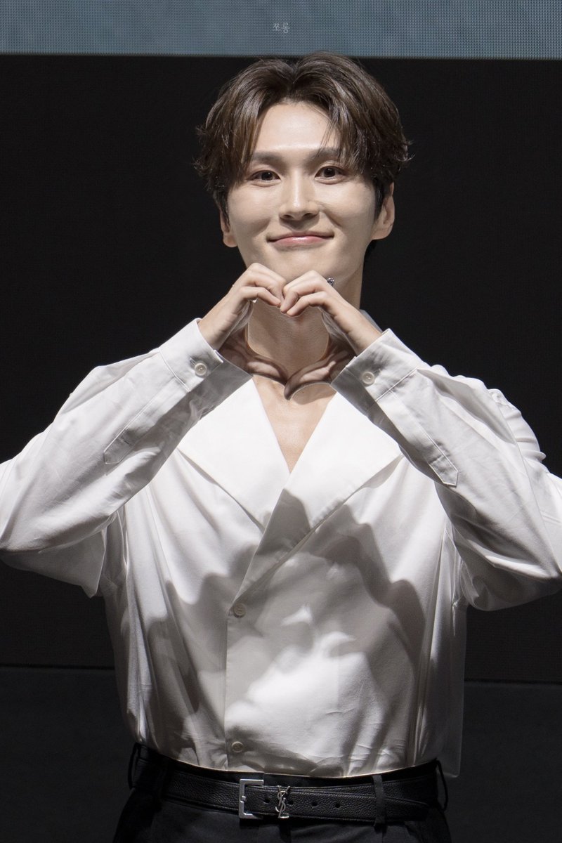 eunmylight's tweet photo. 손하트 3년동안 는 거 웃기다...
(2026)완벽한 하트
(2025)살짝 어긋난 하트
(2024)하트인지 원인지 긴가민가한
(2023)🐱하트(지만 만드는 데 3초 걸림) https://t.co/zPXpvvKga5