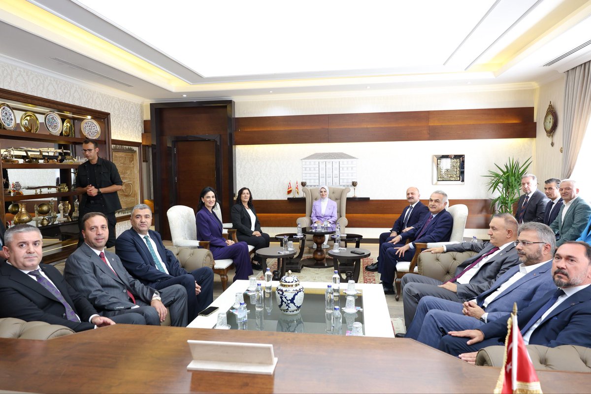 SedaSaribas09's tweet photo. Aile ve Sosyal Hizmetler Bakanımız Sayın Mahinur Özdemir Göktaş’ı #Aydın protokolümüz ile Efeler diyarı Aydın’ımızda karşıladık.

Aydın’ımıza gösterdikleri yakın ilgi için Sayın Bakanımıza teşekkür ediyor, gerçekleştireceği temasların şehrimiz adına hayırlara vesile olmasını diliyorum.

📍Aydın Valiliği