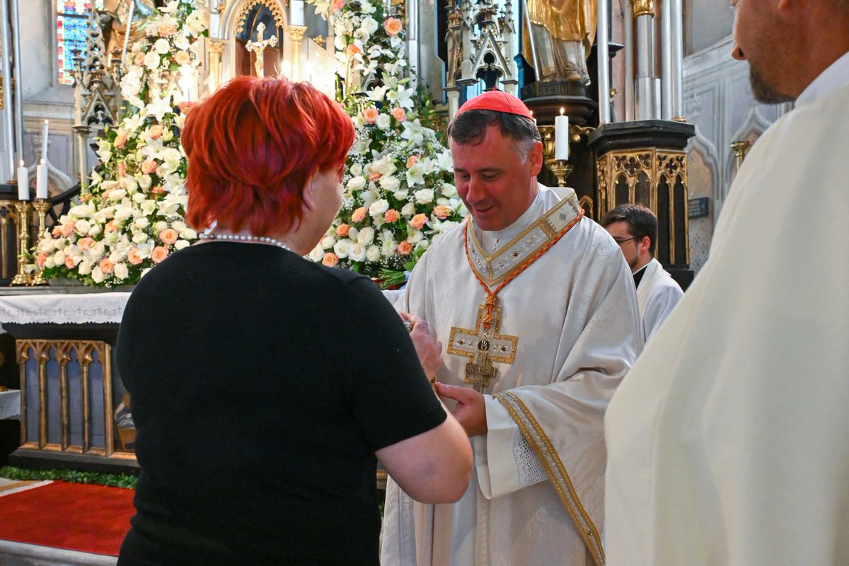 peter_sv's tweet photo. 🪖🖌️🕯️🌹 Predstavniki župnije gospodu kardinalu izročajo simbole, povezane z Marijinim svetiščem na Gorci v Malečniku in prenovljeno fasado: čelado, svečo, čopič in lističe vrtnic
📸 Foto Tatjana https://t.co/78rIbQBDby