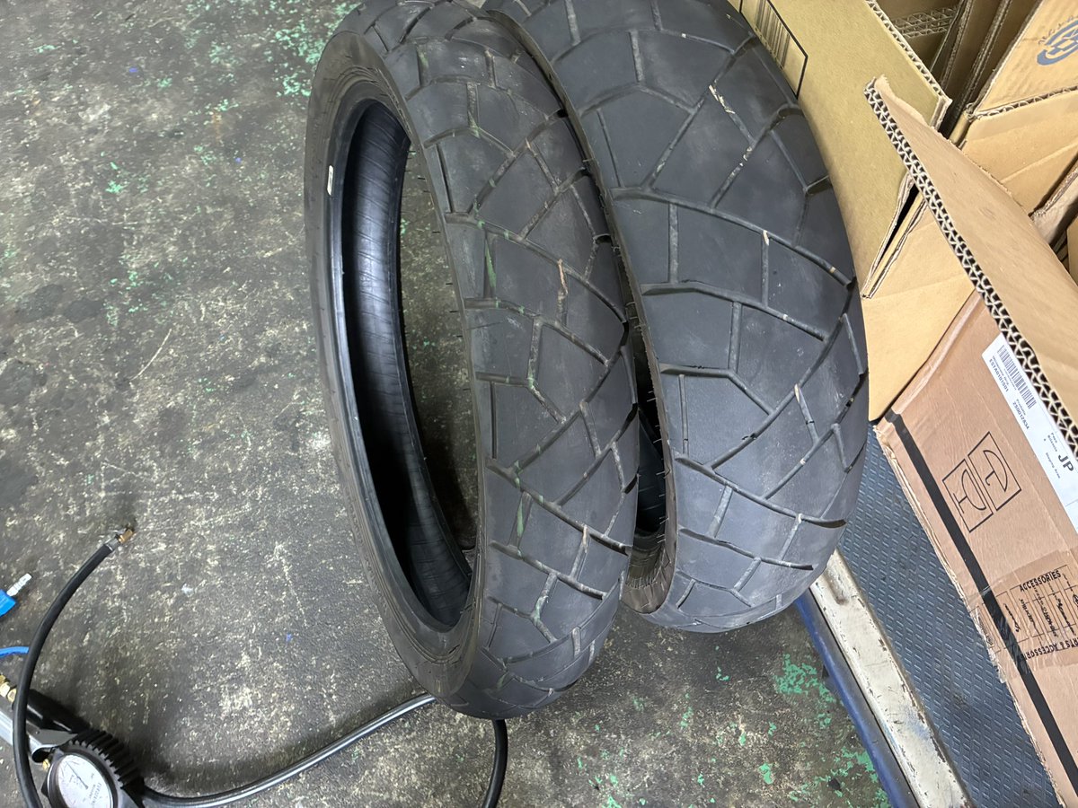 nqres49's tweet photo. 去年の6月にTRAILMAX MIXTOUR
に履き替えて
今年の9月6日のツーリングでスリップサインが出たので、だいたい6000kmくらいで
なので
今日タイヤ交換しました☝️
今度はTRAILMAX MISSION
結構な出費しましたよ😭 https://t.co/8JeEAl1kTi