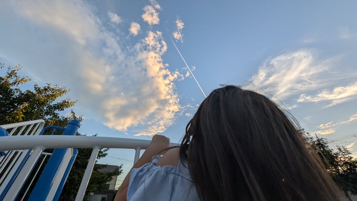 C4LM_eS's tweet photo. 娘「飛行機が絵を描いてるのかなぁ？」

何じゃその感性スゴすぎか？ https://t.co/dXwYzExQF5