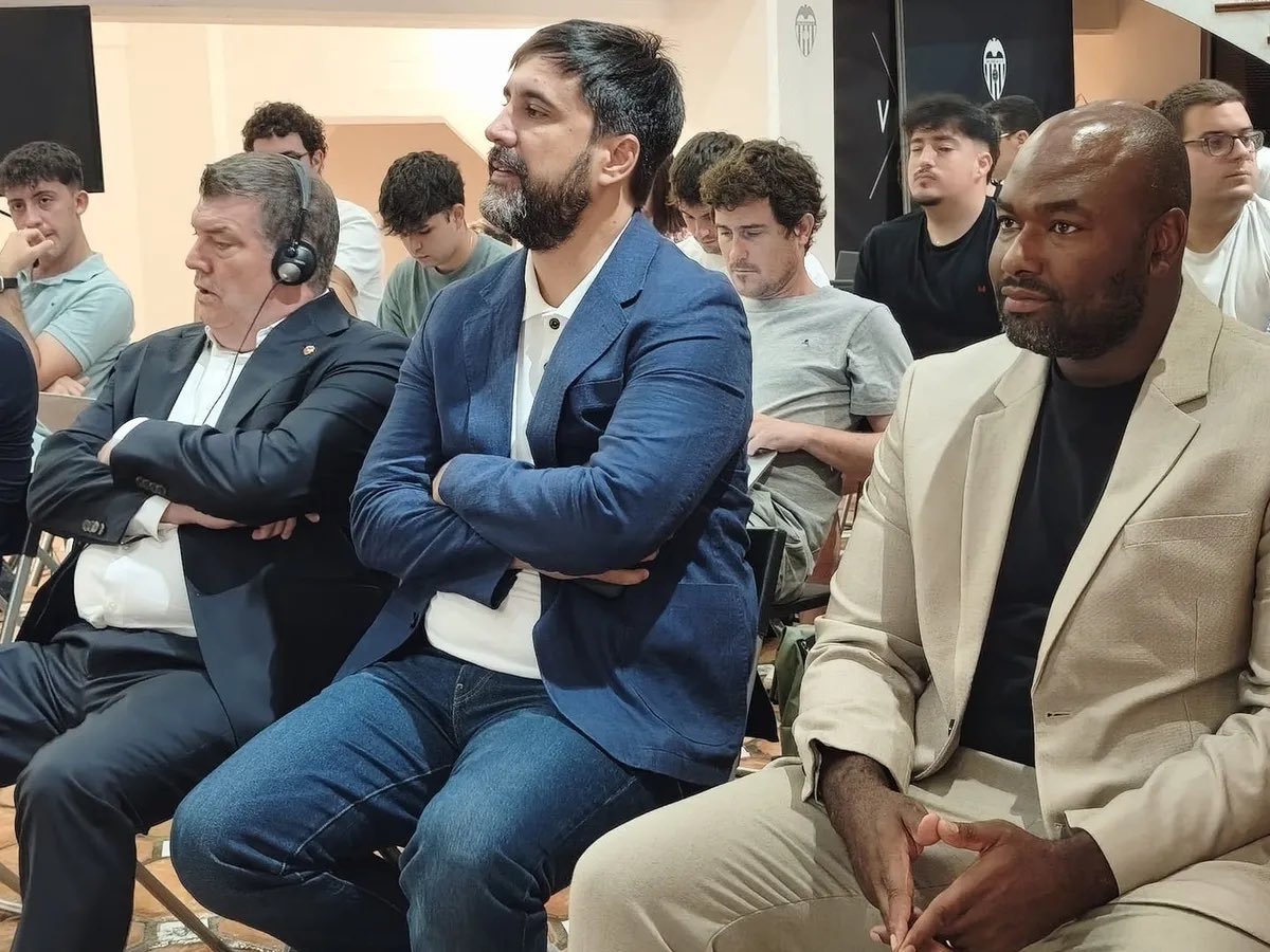 julioinsadji's tweet photo. Tras la reunión de Corberán con Ron se decide mantener en el puesto al entrenador.
 La planificacion del mercado, el informe de las lesiones en el @valenciacf y la forma física se traslado a Singapur.
 Por lo tanto ,salvo decisión de última hora, Corberan sigue al frente del equipo para jugar contra el @Alaves 
A vorem! @radioesport