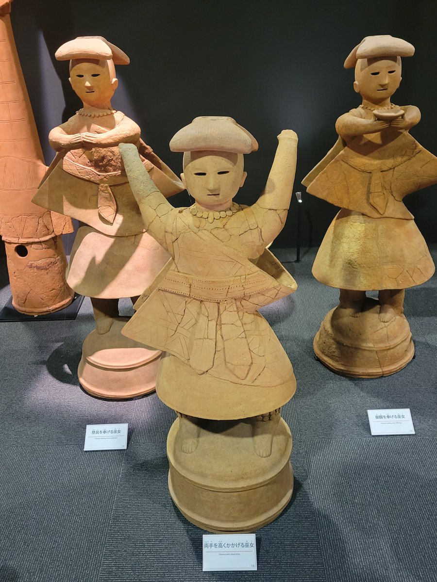 fireblade_708's tweet photo. 今日は前回の自然博物館に続き
高槻市にある今城塚古代歴史舘へ

今城塚古墳は継体天皇(聖徳太子の曾祖父)の墳墓である説が有力です

古墳の敷地内や歴史舘内にハニワが
一杯あります

ハニワ┗|∵|┓
かわいい( ´,,•ω•,,`)♡ https://t.co/vElvxBhdhL