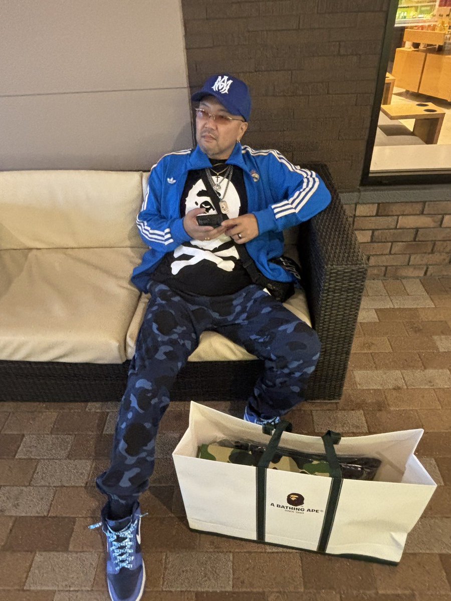 arashirocko's tweet photo. はい❗青が大好き５３歳です💙ｗｗｗ
上着アディダス靴ナイキのバラバラ感が…ｗｗｗ
#ABATHINGAPE
#APE #APEPIRATE　#パイレーツSTORE　#アディダス　#NIKE https://t.co/UaTr7TvxMK