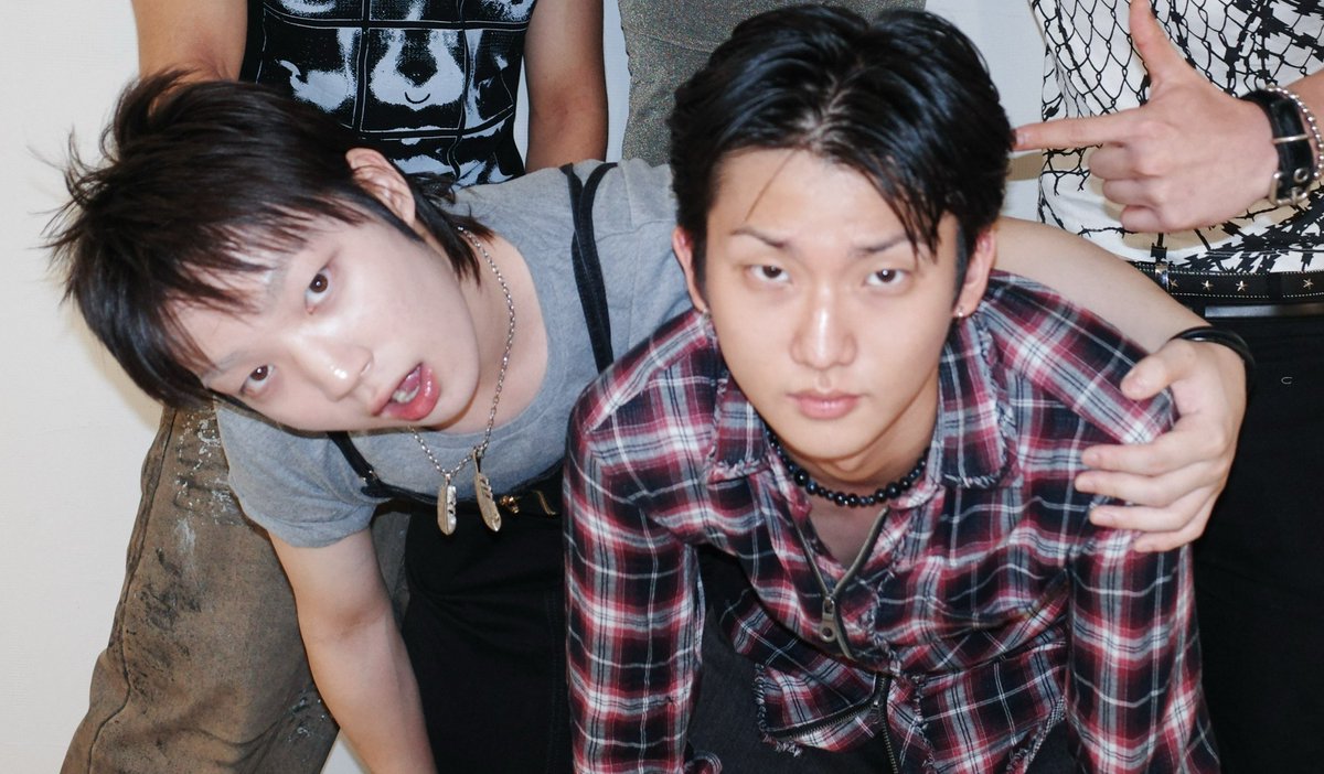 jyomato's tweet photo. kamu kayanya suka banget ngerangkul si kakak https://t.co/rcRIKFxNro
