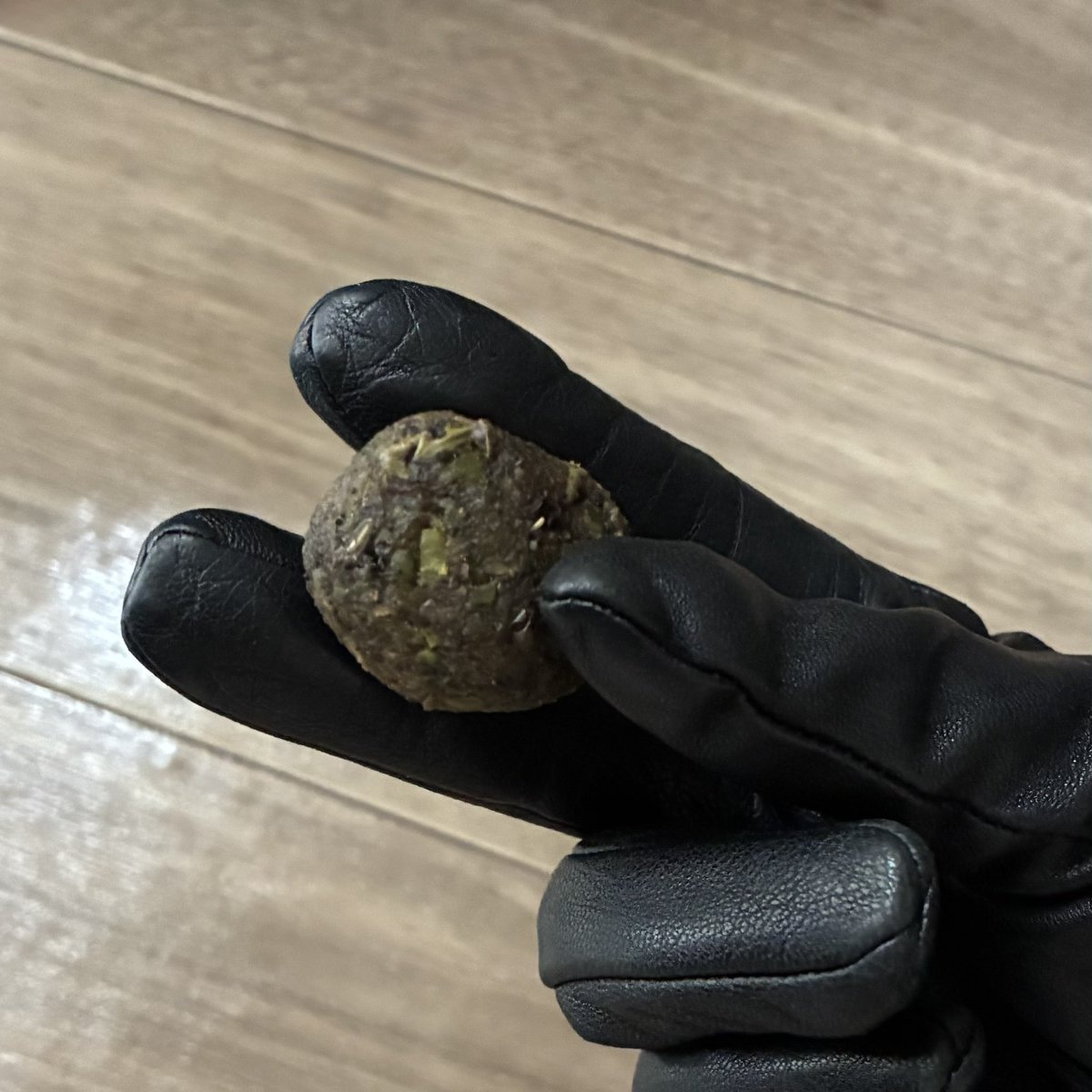 taketori_furoya's tweet photo. リシャール(剣)のEXアビリティにある『川豆の兵糧丸』を作ってみました。
栄養素と味を両立させてあるところ、リーヴェン国内だけで賄えそうなものでレシピ作ってあるのがポイントです
(リシャールが持ってる風な写真を撮りたかったので革手袋付けてます)
#オクトラ芸術の覇者2026
#なんでも部門 https://t.co/QN1d7NE4Qh