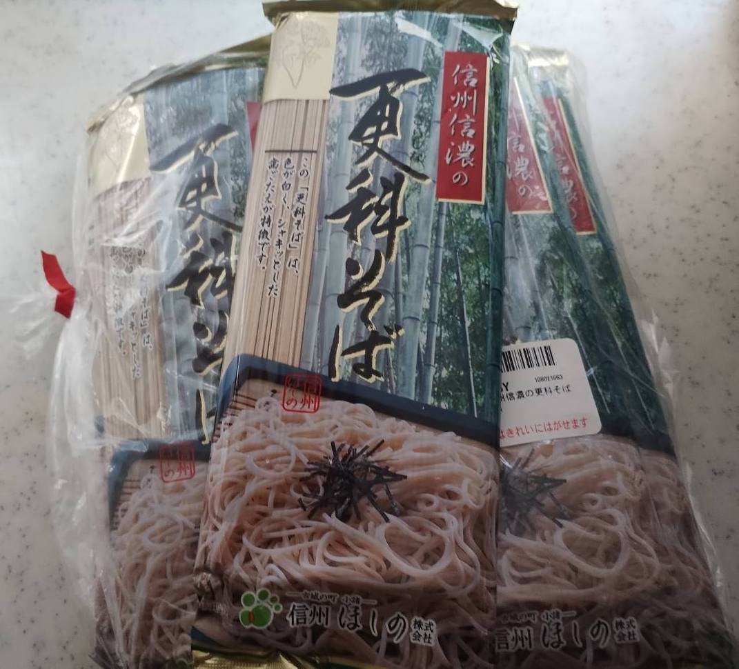 fujiyo222's tweet photo. 明石の「あづまや」さんで食べて感動した☺️あの真っ白な「更科（さらしな）そば」がお家に届きました🍜✨早速本日の晩にいただいて、関西では珍しいその極上の喉越しと美味しさをブログ記事にまとめたいと思います❣️お楽しみに🤗

#更科蕎麦 #お取り寄せグルメ #ブログ https://t.co/dFuvYSkZc7