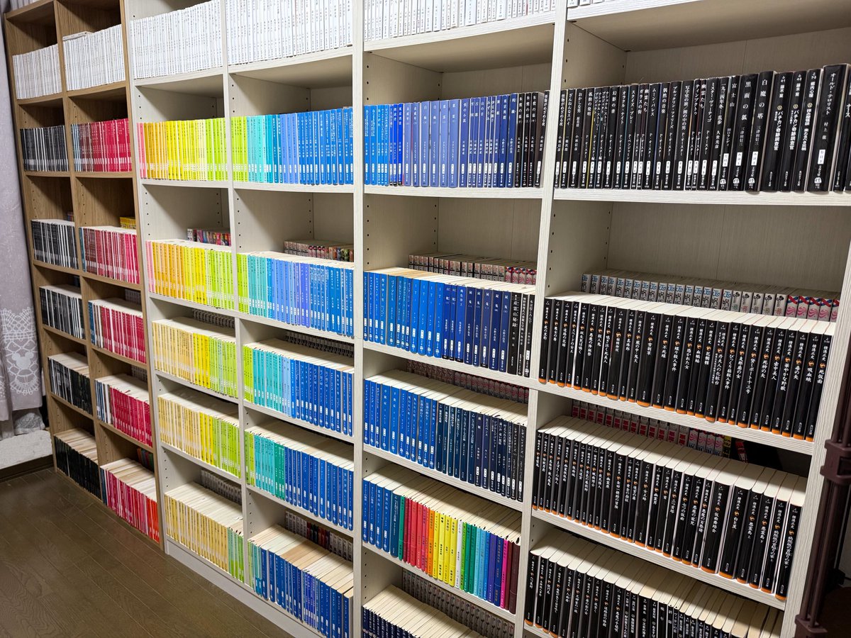 VZlHaHj18EPuhct's tweet photo. 本好きを増やすために図書館を応援したいとポストしたら「無料で読めるんだから逆に買う人が減るんじゃない？」と、ご指摘いただいたので、補足しますね。
📖
そもそも本を読まない。興味ない層に本の面白さを伝えても、課金してまで本を読む気持ちにはならない。
本は読むまで買った本が自分に合う合わないがわからない高額なガチャなので購入に慎重になる��はわかります。
本に興味が無ければ、まず買わない。
📖
だったらネトゲのように無料枠（図書館）で読書層を厚くして、図書館で面白い本と出会ってもらい図書館の利用者の5%でも課金勢になってくれたら本は今よりは売れますよね。って話なんです。
📖
図書館は、本を未来に繋ぐ重要なスポットなのです。
買わない人は買わない。買わない人が本を買って手元に置いて何度も読み返したいと思うほどの本との出会いをマッチングするのが【図書館】だと思っています。

なので、まずは図書館なのです。

現代は、まずは無課金で楽しんで課金する価値がある物だけが課金対象になっている世の中です。
図書館には「出版社が売りたい本」が並んでいるわけではなく「人気のある本」「有名な本」「リクエスト本」「絶版本」が並んでいるので���白いんですよね。

読書に興味が無かったけど、本って面白いの？って思い始めた読書ビギナーには最適の場所だと思っています。

図書館への動線として
SNSで本の話題がバズれば興味を持ってもらえるので図書館に足を運んでもらえるキッカケになると思っています。
図書館は重要な読書ビギナーへの無課金スポットですし、SNSで話題の本を手に取る機会となる重要なスポットなんです。

結論
図書館と本屋さん（実店舗）を減らしてはならないのです。
