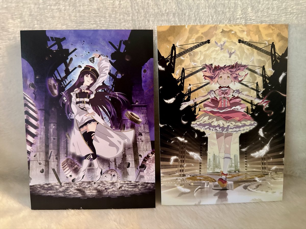 tanukinx's tweet photo. 「劇場版 魔法少女まどか☆マギカ〈ワルプルギスの廻天〉」2回目観ました。特典のポスカきれい…☆斜め前に座っていた男性が、ラストシーンで身体が前のめりになりエンディングロールで頭を抱えて下を向いてしまったのが気になってちゃんと帰れるか心配してしまった。 https://t.co/8OicqQEIGx