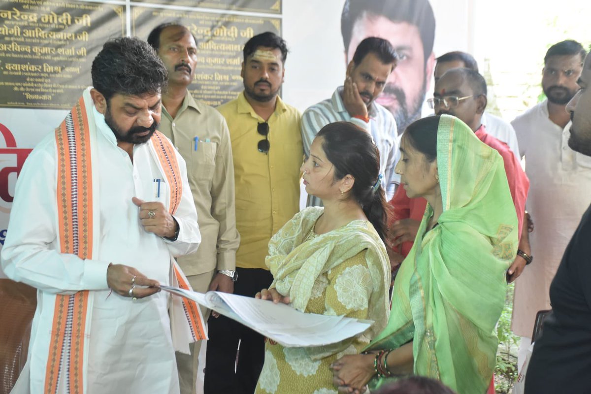 dayalugurubjp's tweet photo. कैंप कार्यालय वाराणसी पर आए हुए आगंतुकों से मुलाकात की। साथ ही, समक्ष आए हुए मामलों के निस्तारण हेतु सक्षम अधिकारियों को निर्देशित किया। https://t.co/4ceDk1oNZq