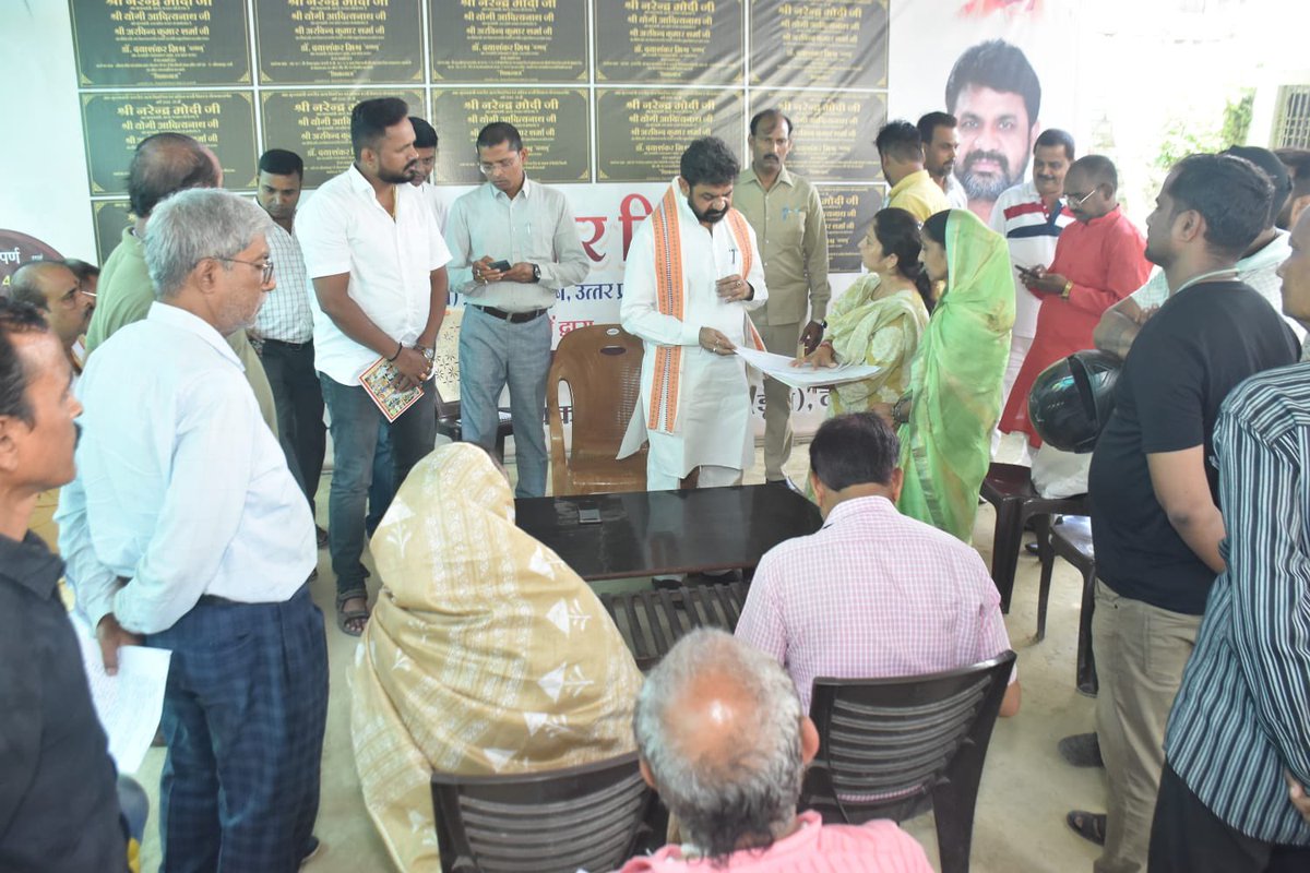 dayalugurubjp's tweet photo. कैंप कार्यालय वाराणसी पर आए हुए आगंतुकों से मुलाकात की। साथ ही, समक्ष आए हुए मामलों के निस्तारण हेतु सक्षम अधिकारियों को निर्देशित किया। https://t.co/4ceDk1oNZq