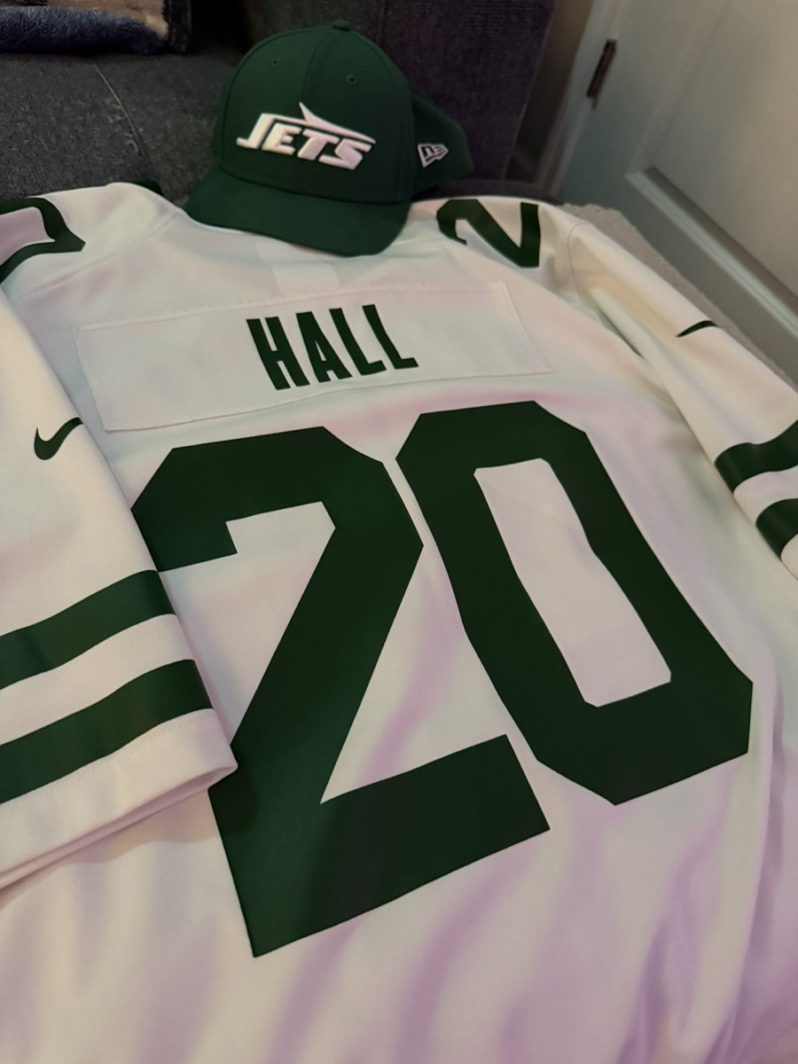 Justin4ocho's tweet photo. 🚨 4Ocho Giveaway?????!!!

GAME DAY ITS HERE!!!!  been up since 4:00.  I can’t wait!!!!!!!!

Game day fit!!  What are you rocking today???  Let’s see those selfies.   
………
I tell you what!!!
If the @nyjets win & Breece gets over 100 total yards I’ll do a jersey giveaway!!!! ( Breece Hall New York Jets Nike Vapor F.U.S.E. Limited Jersey - Legacy White)

I will hold the drawing live from the Jets home opener parking lot vs Green Bay!!!!!!

LETS GO BREEEEEEEECE!!!!!!

*rules:
To enter: comment on this thread GO JETS!!!!! And share the post!!! Double entry for those who share a selfie with what Jets gear they are wearing for the game today!!!!
Entries closes at kickoff!!!!! Share now!!!!!!!!!!!!!!!!!!!!!!!!!