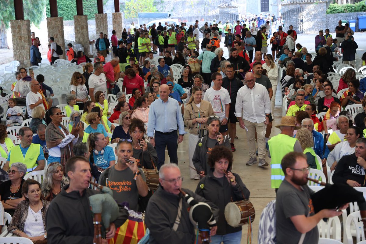 MargaProhens's tweet photo. La Pujada a Lluc a Peu de la Part Forana és més viva que mai! Així ho demostra la gran participació de marxaires arribats dels 45 municipis de #Mallorca que no s’han volgut perdre aquesta trobada de germanor, d’identitat i d’orgull per les nostres arrels.

I quina alegria veure-hi una presència tan gran de joves! Alguns amb qui he pogut xerrar ens han contat que venen a demanar a la Mare de Déu de Lluc que els hi vagi bé aquest curs que acaba de començar. Una mostra que les noves generacions estimen, viuen i mantenen viva una de les tradicions més nostrades de l’illa.

Enhorabona al @ConselldeMca i a l’Associació d’Antics Blavets de Lluc per tota la feina, i gràcies al Consell per recuperar la vertadera mallorquinitat amb els actes de la Diada, que mantenen vives les nostres tradicions i allò que som.

Ens veim sempre a Lluc, perquè Lluc és ca nostra.

Salut i molts d’anys a tots!