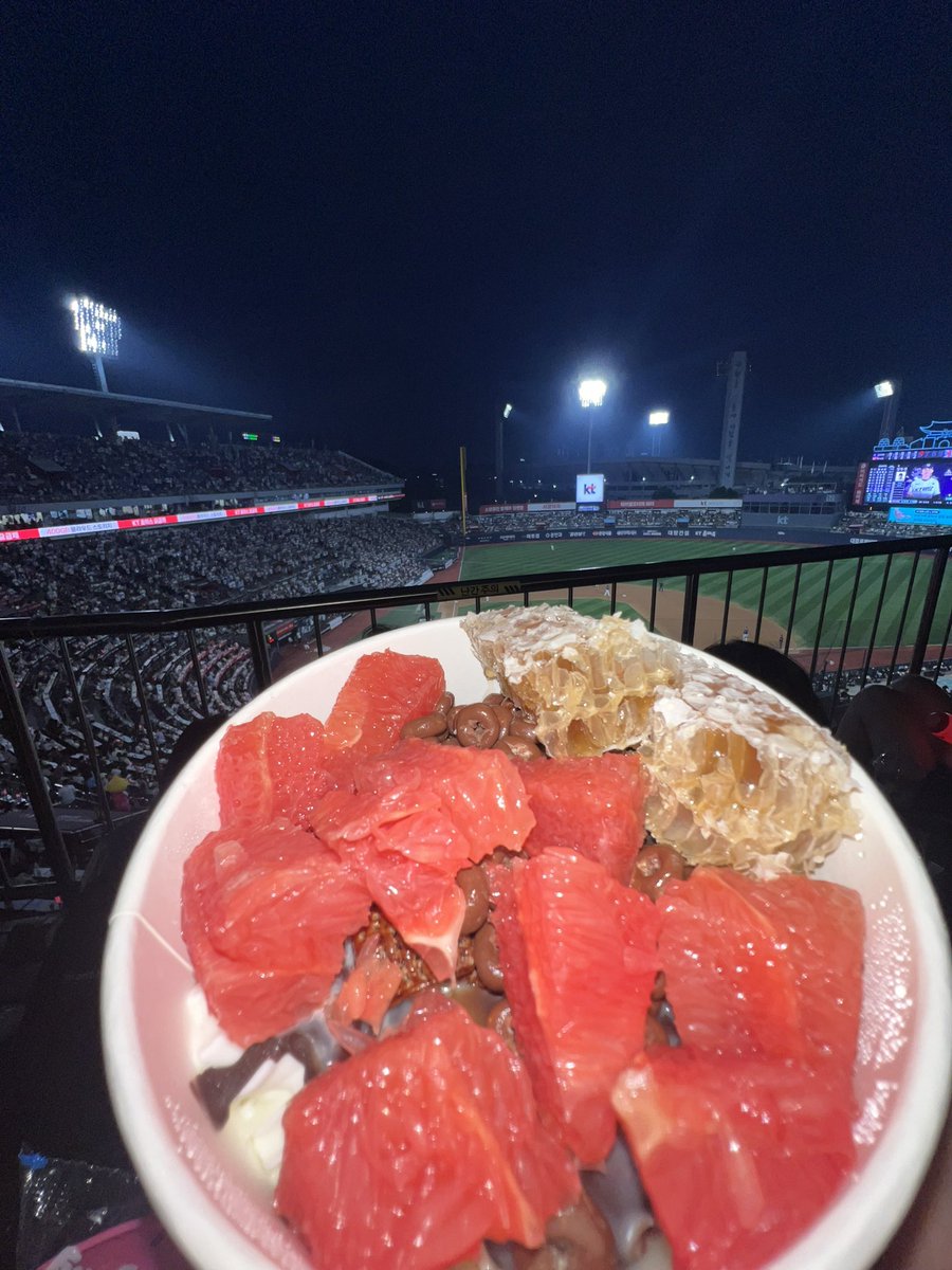 loshve15's tweet photo. 셤기간야구장이라니……. https://t.co/fAQrIYnJEu