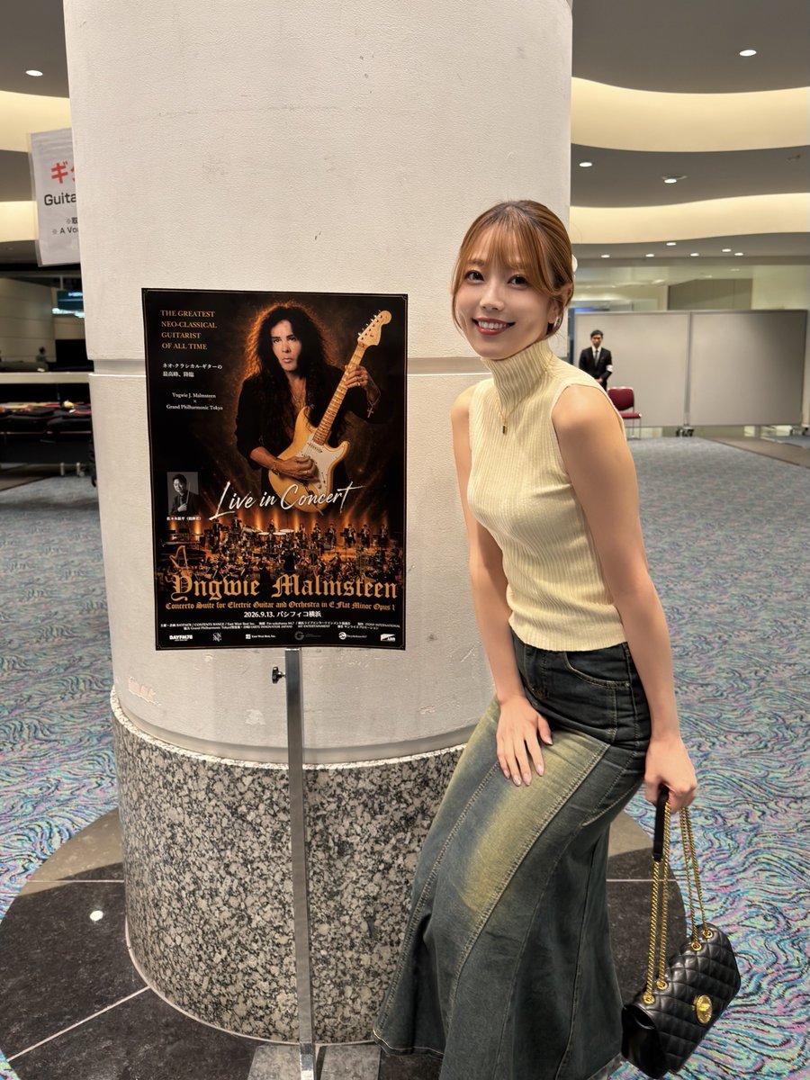 suaiflute's tweet photo. イングヴェイのコンサートに行ってきました🎸✨

イングヴェイは、私の今の音楽スタイルの原点ともなった方です。

高校生の頃から音楽学校に通っていた私は、根っからのクラシック音楽好き♫

通学中はベートーヴェンやモーツァルトを聴いていて、ポップスなどはほとんど聴いたことがない女の子でした。
当時流行っている音楽も知らなければ、「ミリオンセラー」という言葉さえ知らないくらい。

眠るときも、クラシック音楽をかけながら眠りについていました。

そんな高校生活を送っていたある日、YouTubeを見ていると、

「エレキギターがソリストとして、オーケストラをバックにバッハを弾いている」

そんな動画に目が止まりました。

なんだ、これは、、！と

衝撃が走って、息をするのも忘れるくらい夢中になって聴いたのを覚えています。

そこからイングヴェイ・マルムスティーンという人を調べまくり、YouTubeで検索しまくり、、と、大ハマりしました。

今までクラシック音楽しか聴いたことのなかった私の中に、イングヴェイの音楽がどんどん入ってくるようになりました。

そして今日は、2年ぶりのイングヴェイ。

オーケストラをバックにした演奏を生で聴くのは、今回が初めてでした。

オーケストラをバックにした演奏は、私が高校生のあの頃に大きな衝撃を受けたもの。

だからこそ、今日こうして生で聴くことができて本当によかったです！

「こんな音楽があるんだ！」

私の中で、
【音楽とは、音を楽しむこと】
を最大限に教えてくれた人です。

私も、私の音楽を届けたい！

今日のコンサートを聴いて、改めてそう強く思いました🎸🫧

あまりにも感動して、自分の気持ちをたくさん書いてしまいましたが、、

本当に今日は、特別な1日となりました。

最高！！✨