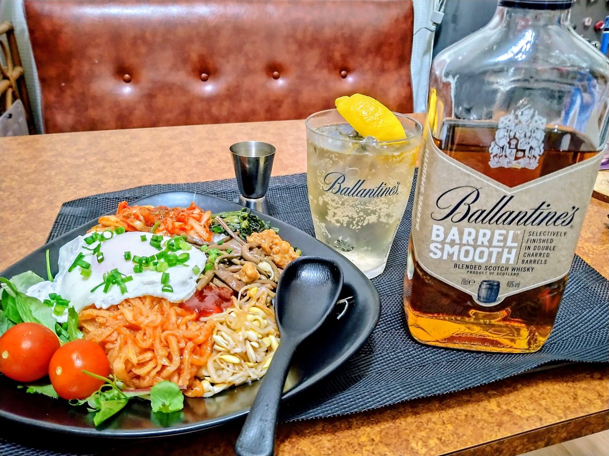 itumoBarBer's tweet photo. お疲れ様です😊バランタインバレル🥃ハイボール。ビビンバ丼🥗いただきます✨乾杯🍻　#バランタイン　#ビビンバ丼 https://t.co/c015zKNq1Q