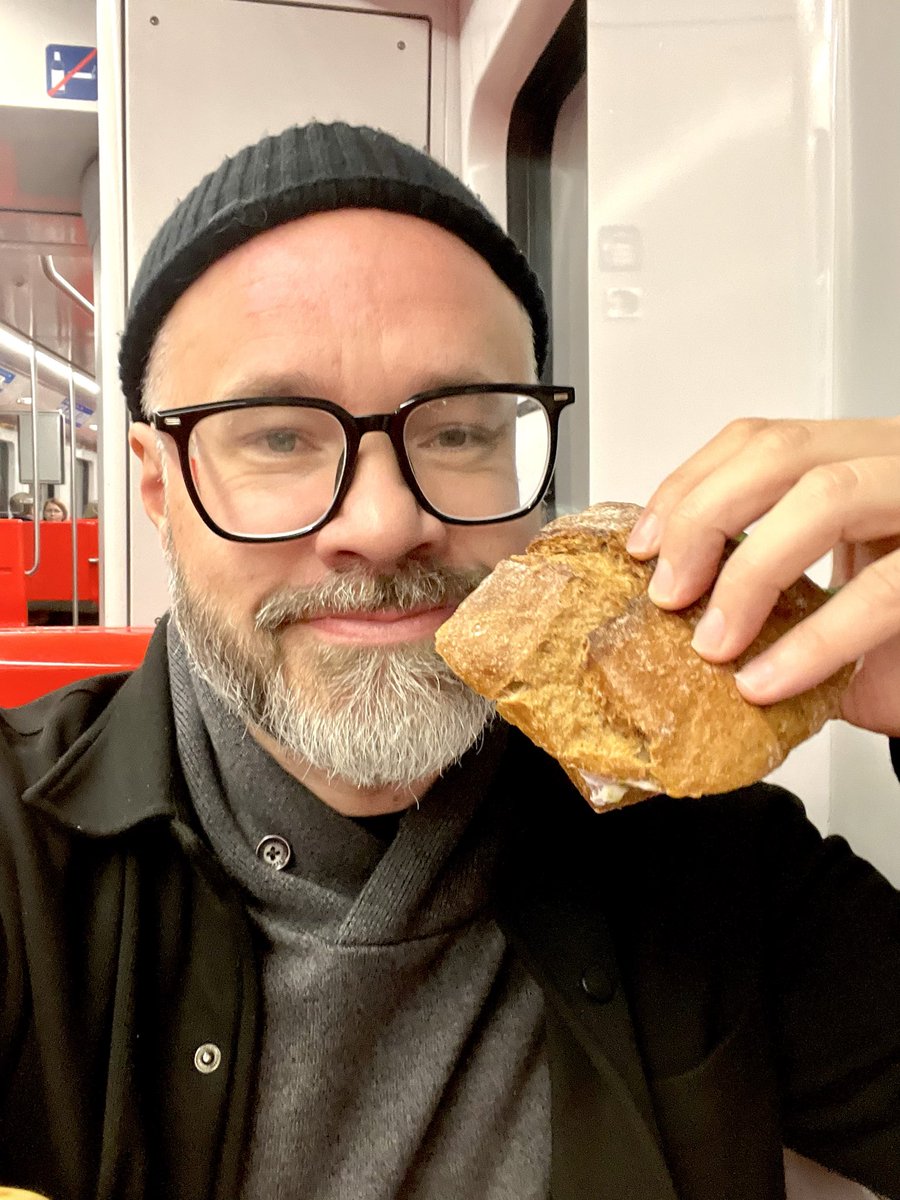 TuomasEnbuske's tweet photo. Elämäni parhaat ruokakokemukset top-5:

5) 1980-luvun huoltoasemien elmukelmuun pakattu yhdistetty juusto-, paistettu kananmuna-, suolakurkku- ja meetvurstisämpylä

4) Jääkaapin edessä seisaaltaan klo 3:00 syödyt kylmät nakit

3) Mikä tahansa Alepan paistopisteestä löytyvä voitaikinapiirakka tai -pasteija

2) Vegaaninen Michelin-ravintola Nix New Yorkissa

1) Varhaisen sunnuntaiaamun aamiainen Helsingin metrossa. Ei pöytävarausta.
