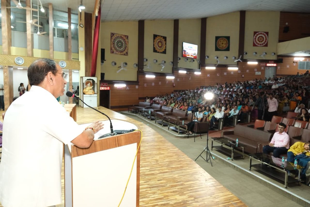 divit_45's tweet photo. Recognizing the tireless commitment of school principals and managers inspires the entire educational community to strive for excellence every single day.
#PrernaSammanSamaroh
Pilot Rakesh Tyagi
https://t.co/6252jXEPmO