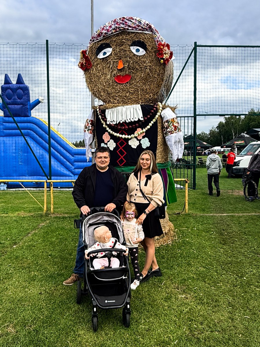 RGierowski's tweet photo. 🌾 Weekend blisko ludzi, tradycji i rodziny.

Wczoraj rodzinnie odwiedziliśmy dożynki Gminy Pabianice. To kolejne dożynki w naszym powiecie, na których miałem okazję być w tym roku.

Lubię takie wydarzenia, bo dożynki to coś więcej niż festyn. To szacunek dla pracy rolników, lokalne tradycje i przede wszystkim spotkanie ludzi tworzących swoje małe wspólnoty.
W polityce dużo mówi się o Polsce, regionach i samorządach. Ale wspólnota zaczyna się znacznie bliżej od swojej miejscowości, sąsiadów, lokalnych tradycji i poczucia, że jesteśmy u siebie. 🇵🇱

A dla mnie najlepsze jest to, że mogę poznawać kolejne miejsca naszego powiatu razem z rodziną. ❤️

Dzieci również zadowolone - dmuchańce zaliczone, więc weekend można oficjalnie uznać za odhaczony. 😄☑️

#PowiatPabianicki #GminaPabianice #Dożynki #Tradycja #RuchNarodowy #Konfederacja