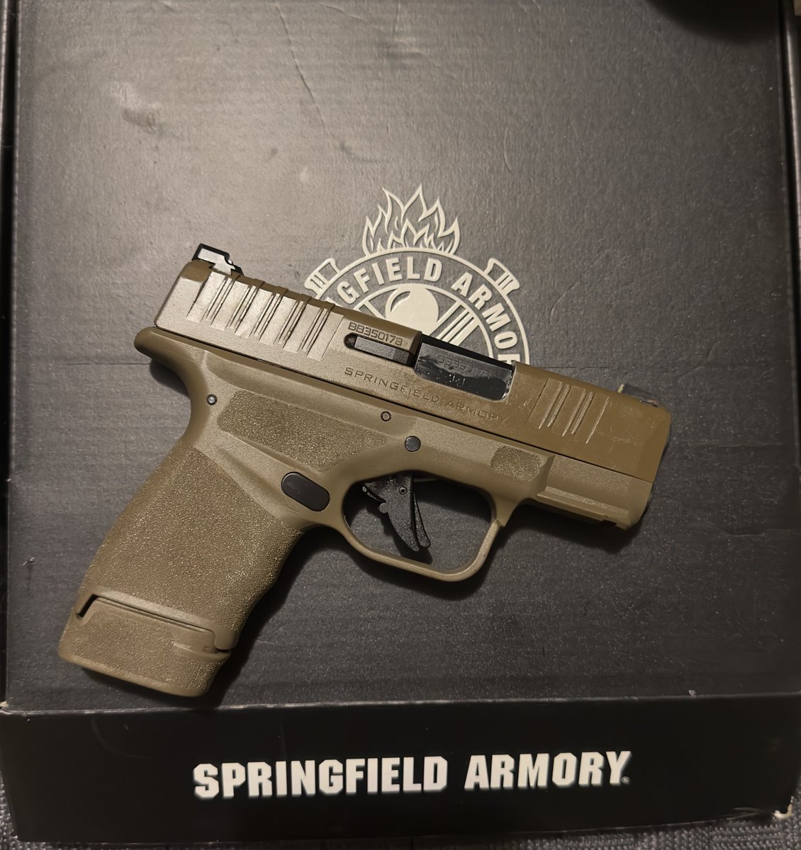 Tacticaljavi999's tweet photo. Got er dialed in,This little thang is SICK😍Matches my 16” FDE Saint Victor #SpringfieldArmory AR🔥#HellcatMicro #FDE https://t.co/i7kVWqLzl5