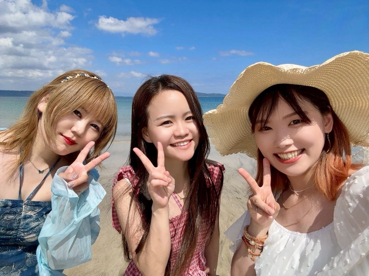 kanki_godlucky's tweet photo. 今日は「夏の予感、君と。」協賛募集の3万円以上ご支援いただいた方の限定ライブ配信です🏝🧡❤️💙✨️

この前3人でこの配信のための企画を考えました！！
喜んでもらえたら嬉しいな🥳
よろしくお願いしますー！！

@mammamiiia2 
@rikachannelll https://t.co/IvIuyoHUTE
