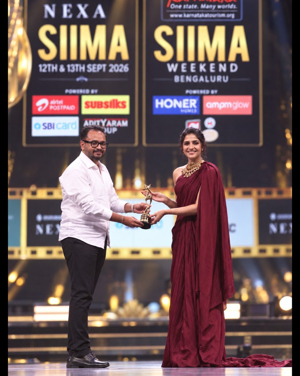 NamCinema's tweet photo. ಕಾಂತಾರ: ಚಾಪ್ಟರ್ 1 ಚಿತ್ರದ ಅದ್ಭುತ ಅಭಿನಯಕ್ಕೆ ರುಕ್ಮಿಣಿ ವಸಂತ್ ಅವರಿಗೆ ಮತ್ತೊಂದು ಗೌರವದ ಮುಕುಟ ❤️✨

ರುಕ್ಮಿಣಿ ವಸಂತ್ ಅವರಿಗೆ SIIMA 2026 – Best Actress in a Leading Role (Kannada) ಪ್ರಶಸ್ತಿ ಒಲಿದಿದೆ.

ಶಕ್ತಿಶಾಲಿ ಅಭಿನಯಕ್ಕೆ ಸಿಕ್ಕ ಈ ಗೌರವ ನಿಜಕ್ಕೂ ಅರ್ಹವಾದದ್ದೇ 🏆

ಹೃತ್ಪೂರ್ವಕ ಅಭಿನಂದನೆಗಳು @rukminitweets 💥

#RukminiVasanth #KantaraChapter1 #SIIMA2026 #NEXASIIMA #NamCinema