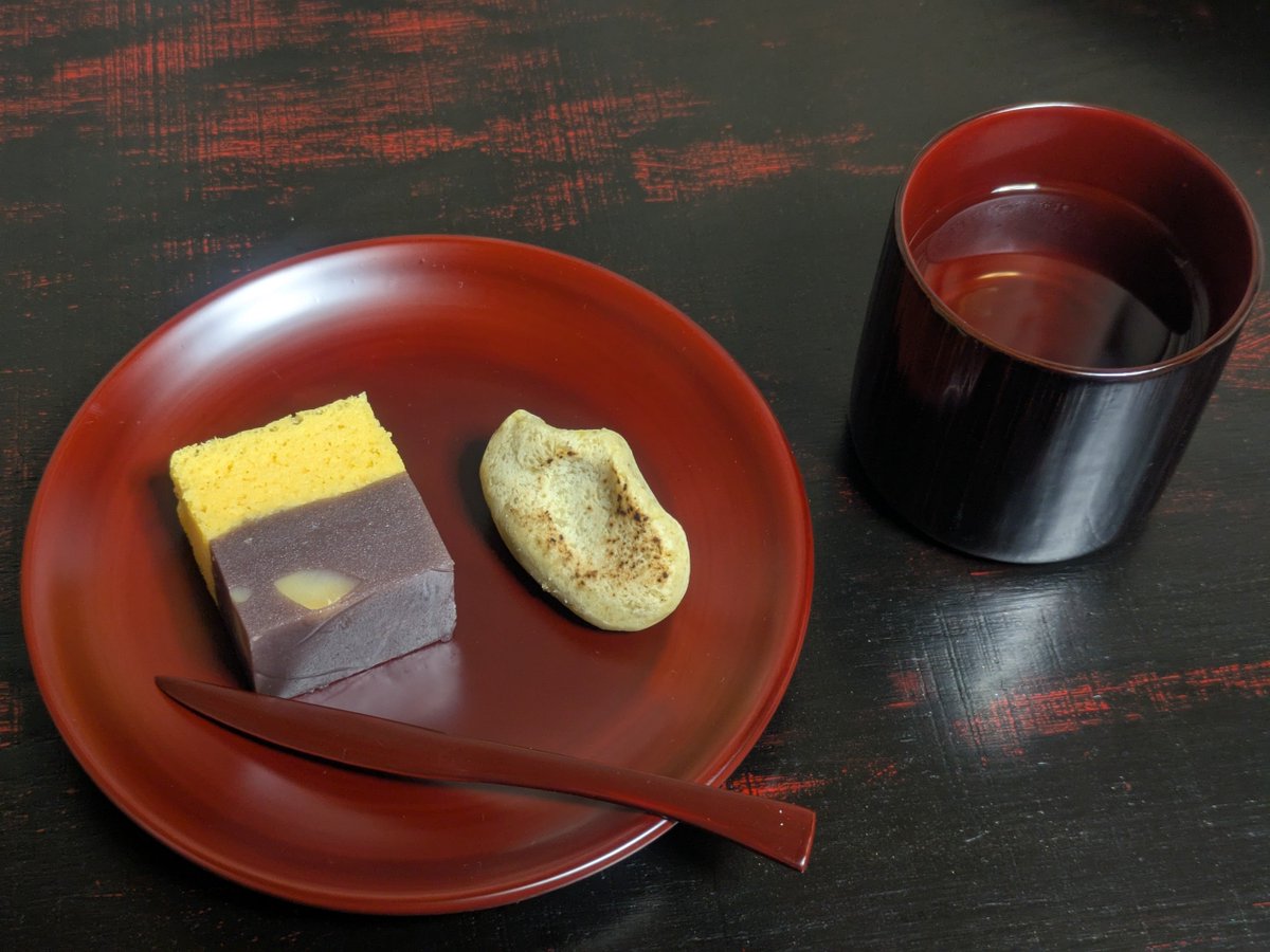 CBPVa's tweet photo. 昨日のおやつ
この季節、そわそわするのはタカの渡りと栗菓子
好きな和菓子屋さん1の焼栗、昨日から。
好きな和菓子屋さん2に行ったら、何も言ってないのに「まだですね〜」。小布施栗100%の栗絞り。栗拾いはもう出てたのでお持ち帰り。栗蒸し羊羹羊羹と松風の組み合わせ、名古屋だったのかと今さら。 https://t.co/oc7H0xHAZU