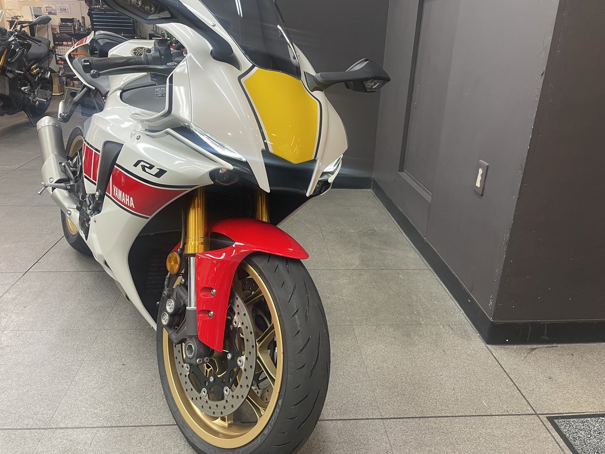 ysphiyoshi's tweet photo. 特選中古車情報✨
YZF-R1 WGP 60th
2023年 走行距離 8,134㎞
オプション ETC2.0
YSP川崎中央で新車販売した車両です。
詳細は追ってお知らせ📢致します。
お楽しみに👍
#yzfr1
#Goobike https://t.co/pOHxwqtc4w