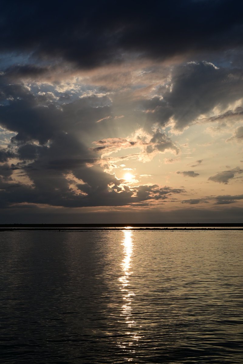 Mike_lche's tweet photo. 日本海に沈む夕陽を待ち受ける、盛大な曇ブロック
(´・ω・｀)
■NIKON Zf ＋ NIKKOR Z 24-120mm F4 S
#Zf #日本海 #夕陽 https://t.co/FQF0aV4mgH