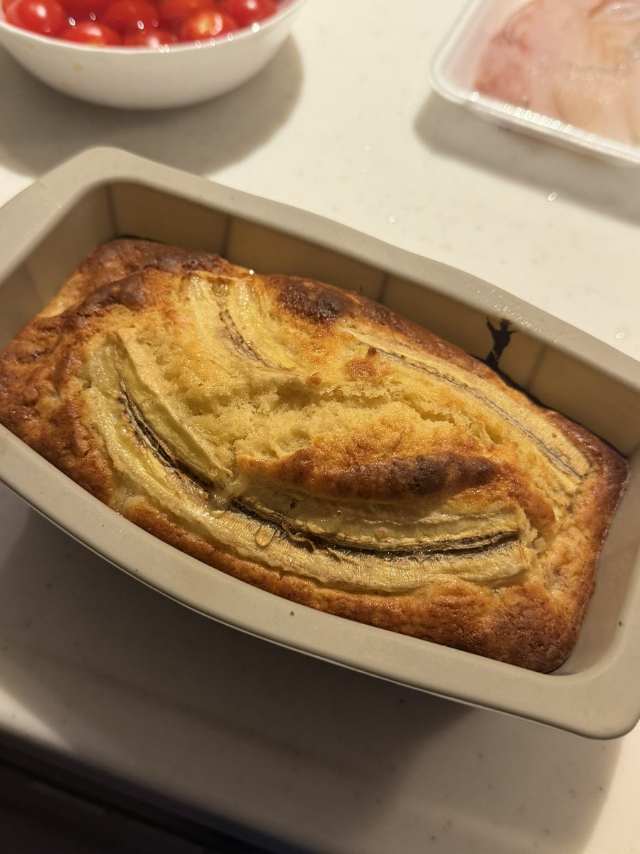 3iirnzlx_'s tweet photo. コンカフェ時代めちゃくちゃ作ってたバナナケーキ。仕込み5分、本当に楽‼️簡単‼️ 米粉で作ったよ。

米粉 90g
全卵1個
砂糖 てんさい黒糖三温糖なんでも 60
バナナ 4本 内1本は上に乗せる
ベーキングパウダー 5g
オーブン180度米津

バナナ崩して全部混ぜる、30~40分焼く おわり https://t.co/vVXSXaE3nf