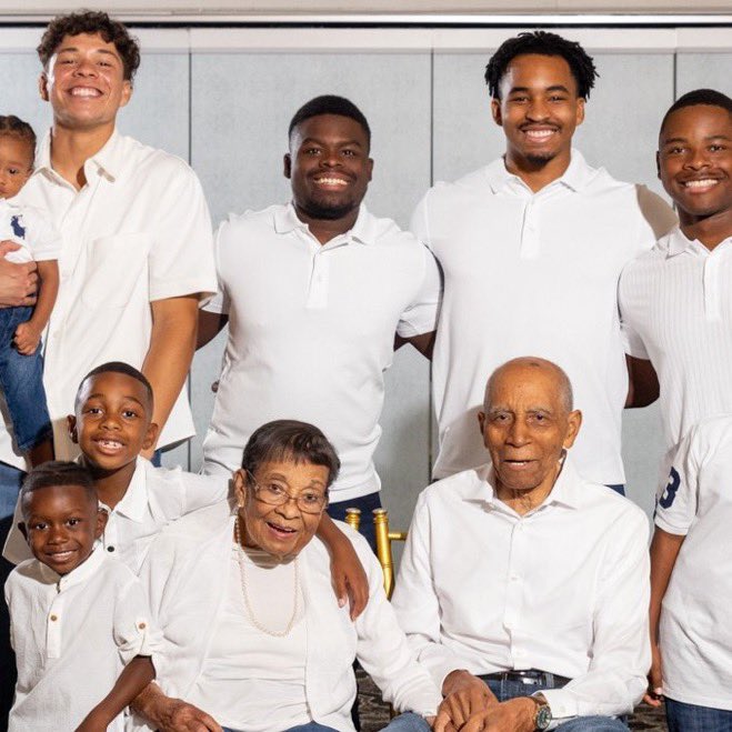 elli_twit_'s tweet photo. HE FUCKING IS HALF BLACK . THATS HIS FUCKING FAMILY https://t.co/Gp8lx0K0ul