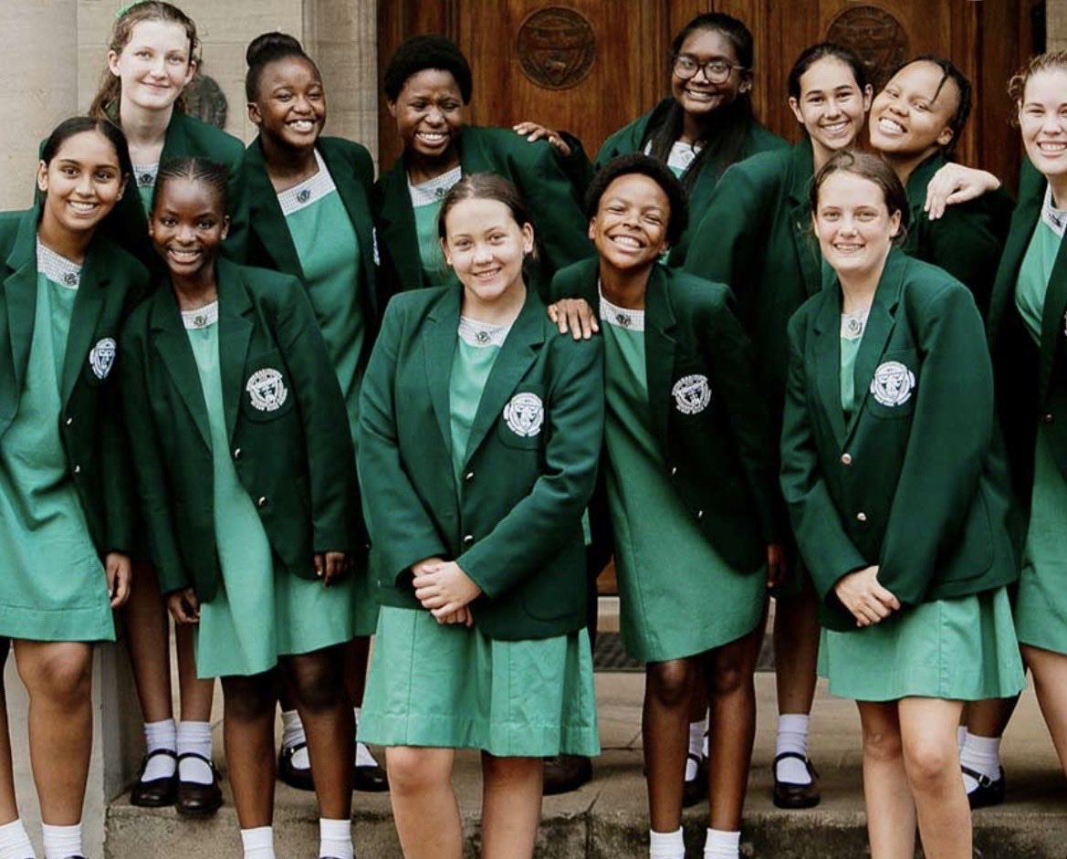 Lolo6cae's tweet photo. @hillyhetore @Nonhlanhla13204 @Solphendukaa Uyaphoxa yaz. What made you associate the green colour with black people and it being a model C school. This is a private school with kids eager to learn and their uniform is green Hilary https://t.co/IGFWg8b05C