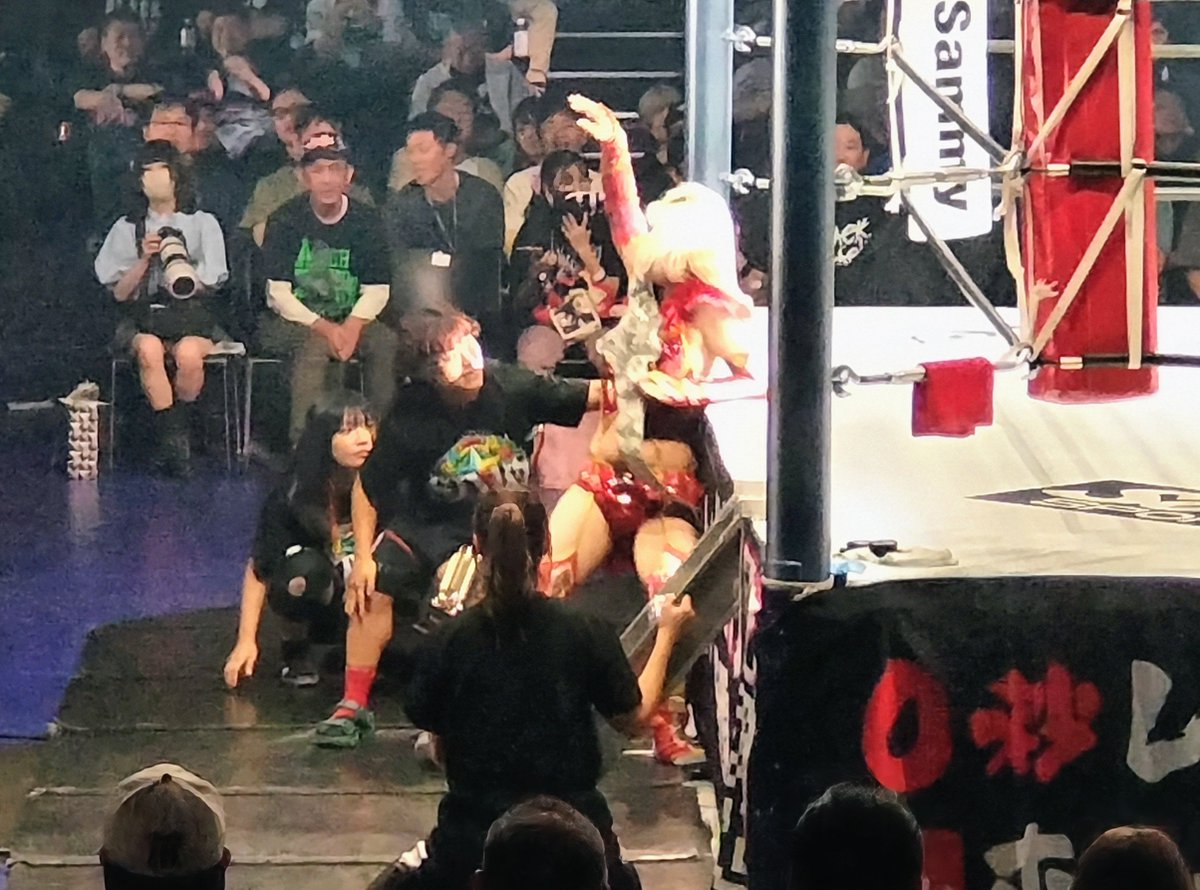 OkTwcswsmhos28O's tweet photo. STARDOM9.12横浜大会!
ワンダー選手権後、琉悪夏選手の挑戦表明からの急襲を受け、ダメージ甚大の羽南選手
そこに寄り添うは、やはりこの人!
羽南あるとこ飯田あり!
2人で花道を引き上げるwing⭐️goriの背中に、思わず目から汗かいたってもんよ😭
#羽南
#飯田沙耶
#winggori
#STARDOM https://t.co/VPMA1VZK28