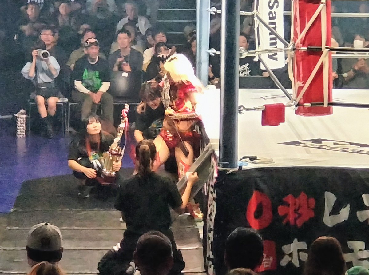 OkTwcswsmhos28O's tweet photo. STARDOM9.12横浜大会!
ワンダー選手権後、琉悪夏選手の挑戦表明からの急襲を受け、ダメージ甚大の羽南選手
そこに寄り添うは、やはりこの人!
羽南あるとこ飯田あり!
2人で花道を引き上げるwing⭐️goriの背中に、思わず目から汗かいたってもんよ😭
#羽南
#飯田沙耶
#winggori
#STARDOM https://t.co/VPMA1VZK28