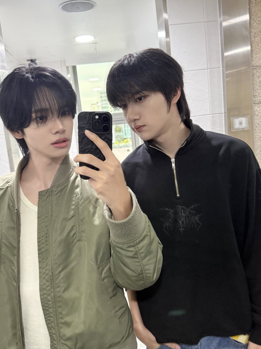 official_mme_'s tweet photo. [#재하] 오늘 준일형 덕분에 처음으로 인기가요 방송국에 가서 방송 현장도 직접 보고 체험해봤어요🤭
좋은 경험할 수 있게 해준 준일형한테도 너무 감사드리고 오늘을 오래오래 간직할 것 같아요 👍
곧 무대에서 꼭 봬요!!🩵

#AGD #JEHA #YEONJUN
#PARKJUNIL
@JUNIL_official https://t.co/UaxEOKZPxB