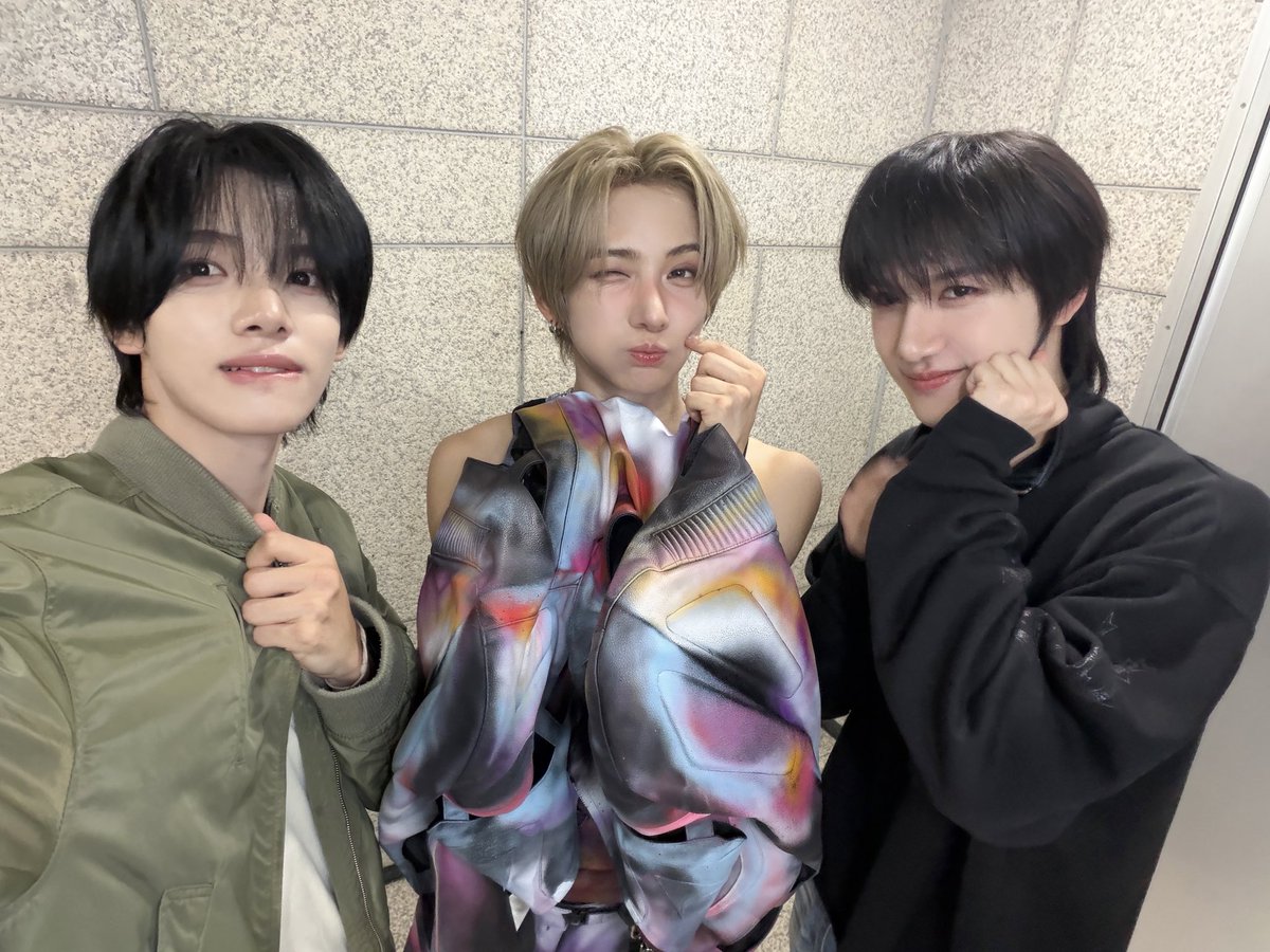 official_mme_'s tweet photo. [#재하] 오늘 준일형 덕분에 처음으로 인기가요 방송국에 가서 방송 현장도 직접 보고 체험해봤어요🤭
좋은 경험할 수 있게 해준 준일형한테도 너무 감사드리고 오늘을 오래오래 간직할 것 같아요 👍
곧 무대에서 꼭 봬요!!🩵

#AGD #JEHA #YEONJUN
#PARKJUNIL
@JUNIL_official https://t.co/UaxEOKZPxB