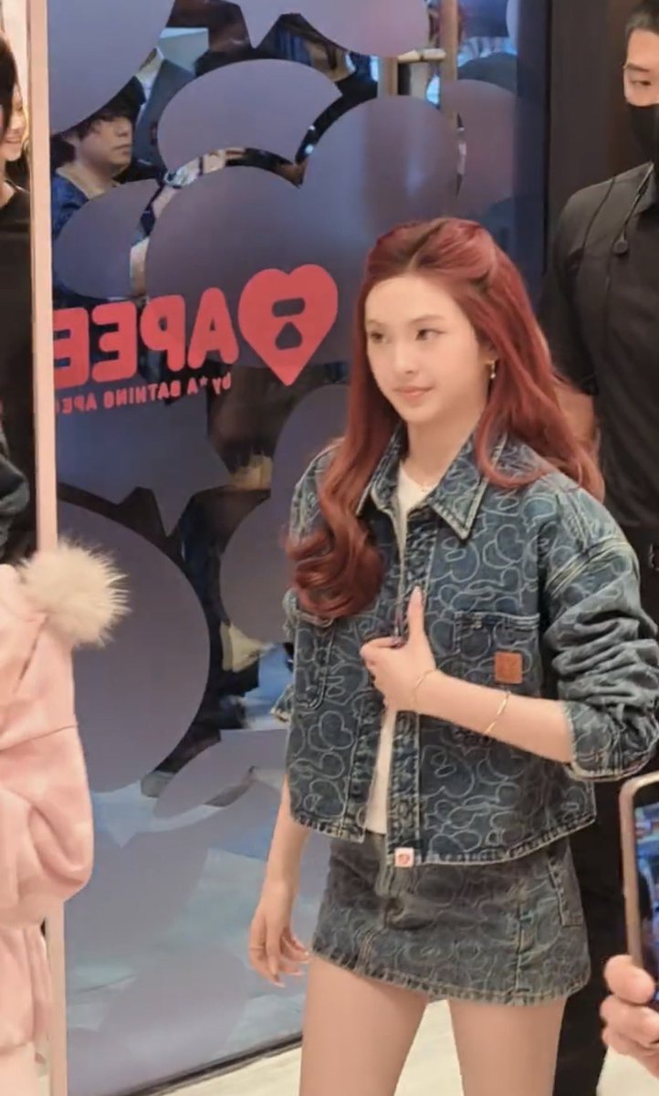 RoseJun17999613's tweet photo. แคนนี่ใส่กระโปรงน่ารักอะแกร๊🍒

© Nylon live

COOL BAEMON DAY WITH APEE
#BABYMONSTERxAPEE
#CHIQUITA #BABYMONSTER https://t.co/vHoS2aUk9V