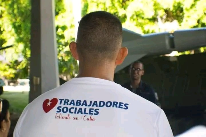 MTSS_CUBA's tweet photo. La protección de la asistencia social es un derecho de los cubanos ante situaciones de vulnerabilidad, el trabajador social evalúa, propone y transforma estas circunstancias familiares transitorias que se pueden superar. 
 #MtssCuba https://t.co/KPF5bhbTT8