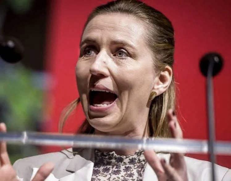 AlbergCarsten's tweet photo. Grunden til at jeg deler Palle Schultz indlæg er, at jeg er fuldstændig enig i Palle Schultz anskuelser.

Derfor vil jeg gerne fremvise den værste af dem alle for jer.

Jeg har efterhånden nået en alder, hvor jeg har set flere ministerrokader og politisk nepotisme, end jeg har set gode film. Og det er sgu det samme hver gang.

Det er fascinerende at se på det her land. 

Hvis du vil køre en bus for Movia, så bliver du kørt gennem vridemaskinen. Du skal have dit store kørekort, du skal have din erhvervsuddannelse, du skal have en lægeattest, der beviser, at dit hjerte slår, og dit syn er skarpt. Vi overlader ikke en bus til 40 passagerer til hvem som helst. Der er regler, mand. Der er krav.

Men så vender vi blikket mod Christiansborg. Her taler vi om folk, der forvalter milliarder – dine penge, mine penge, sygehusene, forsvaret, hele lortet. Og hvad er kravene?
Ingen. Overhovedet ingen.

Du kan gå direkte fra statskundskab, tage en hurtig tur gennem partiet, og bum – så er du justitsminister. Du behøver ikke ane, hvordan en lov bliver strikket sammen i virkeligheden, så længe du kan læse op fra et talepapir uden at kigge for meget ned. 

Det er det eneste sted i verden, hvor man kan blive 'chef' for et område, man aldrig har arbejdet i. En 50-årig tømrer ville blive grinet ud af kommunen, hvis han søgte job som overkirurg, men en socialdemokrat kan gå fra Transport til Skat på en eftermiddag, som om det bare var et spørgsmål om at skifte kontorstol.

Og lad os ikke glemme 'pensionen'. Det er her, det for alvor lugter.
Hvis du sidder i den stol i 365 dage, så har du vundet spillet. Så er du sikret resten af dit liv. 

Mens vi andre slider for at nå pensionsalderen, der bliver skubbet længere og længere væk, så sidder de derinde og tæller dage. 'Bare seks måneder mere, så er eftervederlaget hjemme.' Det er over 700.000 kroner for at pakke sine ting og gå. Det er ikke politik; det er en lukket medlemsklub, hvor vi betaler kontingentet.

Siden 1970 har vi haft næsten 400 af dem. Og hånden på hjertet: Hvor mange af dem har nogensinde haft en rigtig chef? Hvor mange har prøvet at få en fyreseddel, fordi de ikke var dygtige nok til deres job?
Det ligner mest af alt en kort sketch i et teaterstykke hvor den værste straf er en “næse”. 

De bliver blot rokeret rundt. Det er det største svindelnummer i danmarkshistorien. 

Vi har gjort det til en karriere at være ufaglært leder for de professionelle. Vi sætter folk, der aldrig har ejet en virksomhed, til at styre erhvervslivet. Folk, der aldrig har haft en patient i hænderne, til at styre sundhedsvæsnet.

Det er som at sætte en mand, der aldrig har set en bus, til at køre den – og så undrer vi os over, at vi alle sammen ender i grøften, mens chaufføren stiger ud med en livslang pension i baglommen.”

Tekst lånt af Palle Schultz