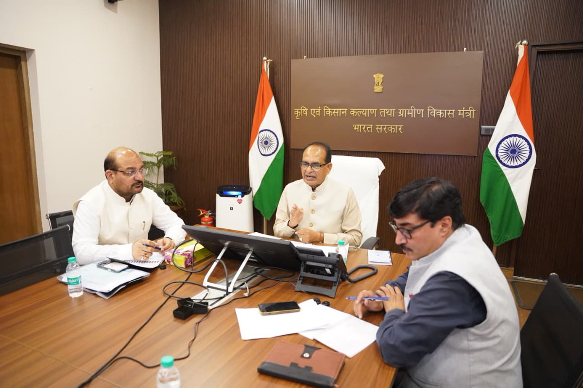 icarindia's tweet photo. किसान-केंद्रित #KVKs से कृषि का नया भविष्य! 

श्री शिवराज सिंह चौहान ने किसानों व KVKs को संबोधित किया। रबी 2026–27 की योजना किसानों की भागीदारी से बनेगी। 28–29 सितंबर को रबी सम्मेलन। #ICAR @ChouhanShivraj @PIB_India @AgriGoI @Dept_of_AHD https://t.co/RGcoOQQjnz