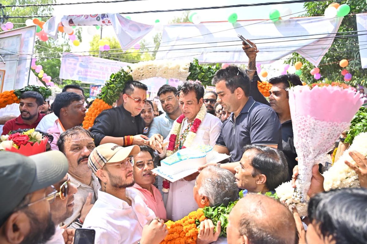 devendrayadvinc's tweet photo. आप सभी साथी कार्यकर्ताओं का असीम स्नेह, प्यार और सहयोग ही मेरे जीवन की असली पूंजी है।

आज मेरे जन्मदिवस के विशेष अवसर पर आप सभी प्रियजनों द्वारा दी गई आत्मीय शुभकामनाओं के लिए मैं हृदय की गहराइयों से आभार व्यक्त करता हूँ। 

आपका यह विश्वास मुझे सदैव जनसेवा के मार्ग पर आगे बढ़ने की प्रेरणा देता रहेगा।

धन्यवाद-आभार 🙏