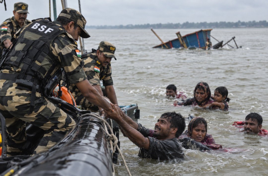 CheikabaH's tweet photo. Humanity knows no borders! ❤️

 Alert #BSF personnel sprang into action, deploying speedboats to rescue 10 Bangladeshi nationals, including women and children, after their boat sank in turbulent river waters.

 Their courage and compassion remind us that every human life is precious. Salute to our brave personnel for putting humanity and lives first. 🇮🇳🙏

 #HumanityFirst #RescueOperation #BorderSecurity #IndoBangladesh