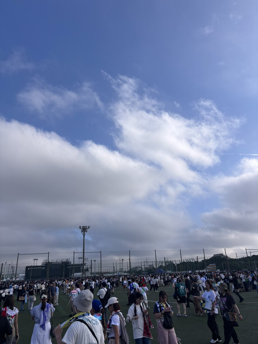 daisukiamane's tweet photo. ロッキン最高！ふるっぱーから始まり、みんなが超満員のメインステージでパフォーマンスする姿に本当に感動。そして湘南乃風で汗だくになるまで盛り上がって最高。ここに連れてきてくれたことに感謝❤️‍🔥苫小牧・今日と最高の夏の締めくくりだった☀️

#ロッキン
#fruitszipper https://t.co/DAQO3O5EIU
