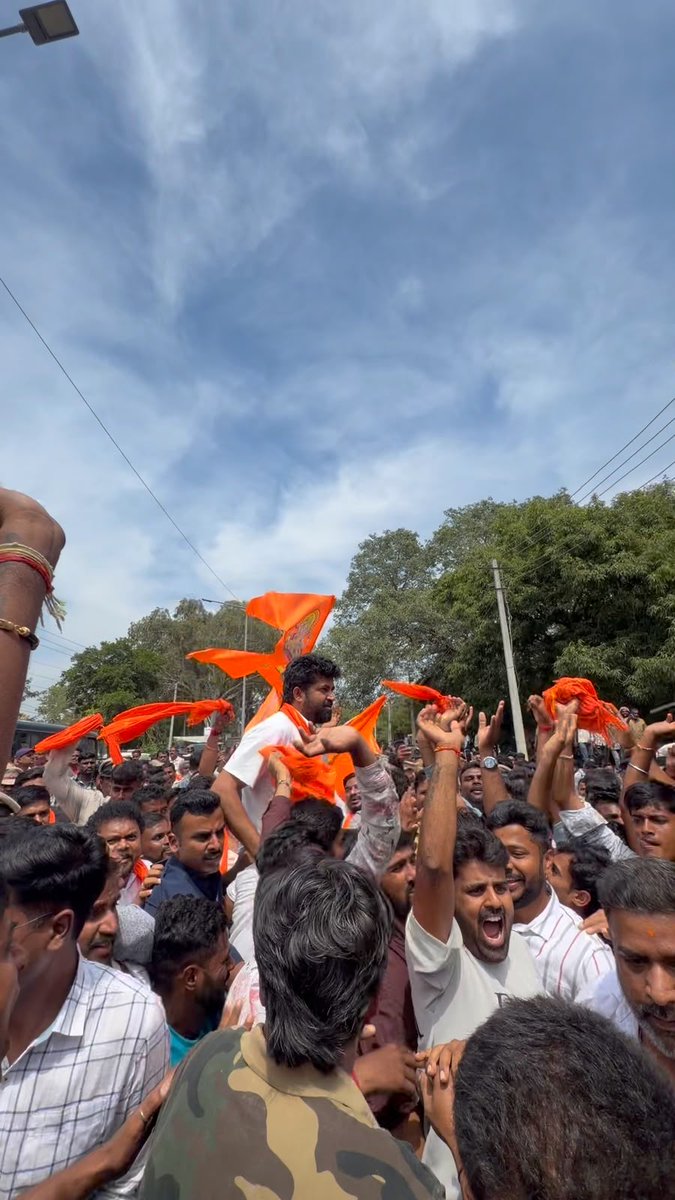 mepratap's tweet photo. ಗಣಪತಿ ಕೂರಿಸುವ ಯುವಕರಿಗೆ ಟಿ. ನರಸೀಪುರ ಠಾಣೆಯ ಪೊಲೀಸ್ ಇನ್ಸ್ಪೆಕ್ಟರ್ ಧಮ್ಕಿ ವಿಚಾರಕ್ಕೆ ಸಂಬಂಧಿಸಿದಂತೆ ಇಂದು ಟಿ.ನರಸೀಪುರದ ಪೊಲೀಸ್ ಠಾಣೆಗೆ ಭೇಟಿ ನೀಡಿ ಬೃಹತ್ ಪ್ರತಿಭಟನೆ ನಡೆಸಲಾಯಿತು.
ಈ ಸಂದರ್ಭದಲ್ಲಿ ವಿಧಾನಸಭೆಯ ವಿರೋಧ ಪಕ್ಷದ ನಾಯಕರಾದ ಸನ್ಮಾನ್ಯ ಶ್ರೀ ಆರ್. ಅಶೋಕ್ @RAshokaBJP  ರವರು, https://t.co/xBcYxWsMWL