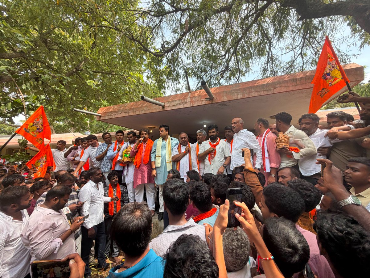 mepratap's tweet photo. ಗಣಪತಿ ಕೂರಿಸುವ ಯುವಕರಿಗೆ ಟಿ. ನರಸೀಪುರ ಠಾಣೆಯ ಪೊಲೀಸ್ ಇನ್ಸ್ಪೆಕ್ಟರ್ ಧಮ್ಕಿ ವಿಚಾರಕ್ಕೆ ಸಂಬಂಧಿಸಿದಂತೆ ಇಂದು ಟಿ.ನರಸೀಪುರದ ಪೊಲೀಸ್ ಠಾಣೆಗೆ ಭೇಟಿ ನೀಡಿ ಬೃಹತ್ ಪ್ರತಿಭಟನೆ ನಡೆಸಲಾಯಿತು.
ಈ ಸಂದರ್ಭದಲ್ಲಿ ವಿಧಾನಸಭೆಯ ವಿರೋಧ ಪಕ್ಷದ ನಾಯಕರಾದ ಸನ್ಮಾನ್ಯ ಶ್ರೀ ಆರ್. ಅಶೋಕ್ @RAshokaBJP  ರವರು, https://t.co/xBcYxWsMWL
