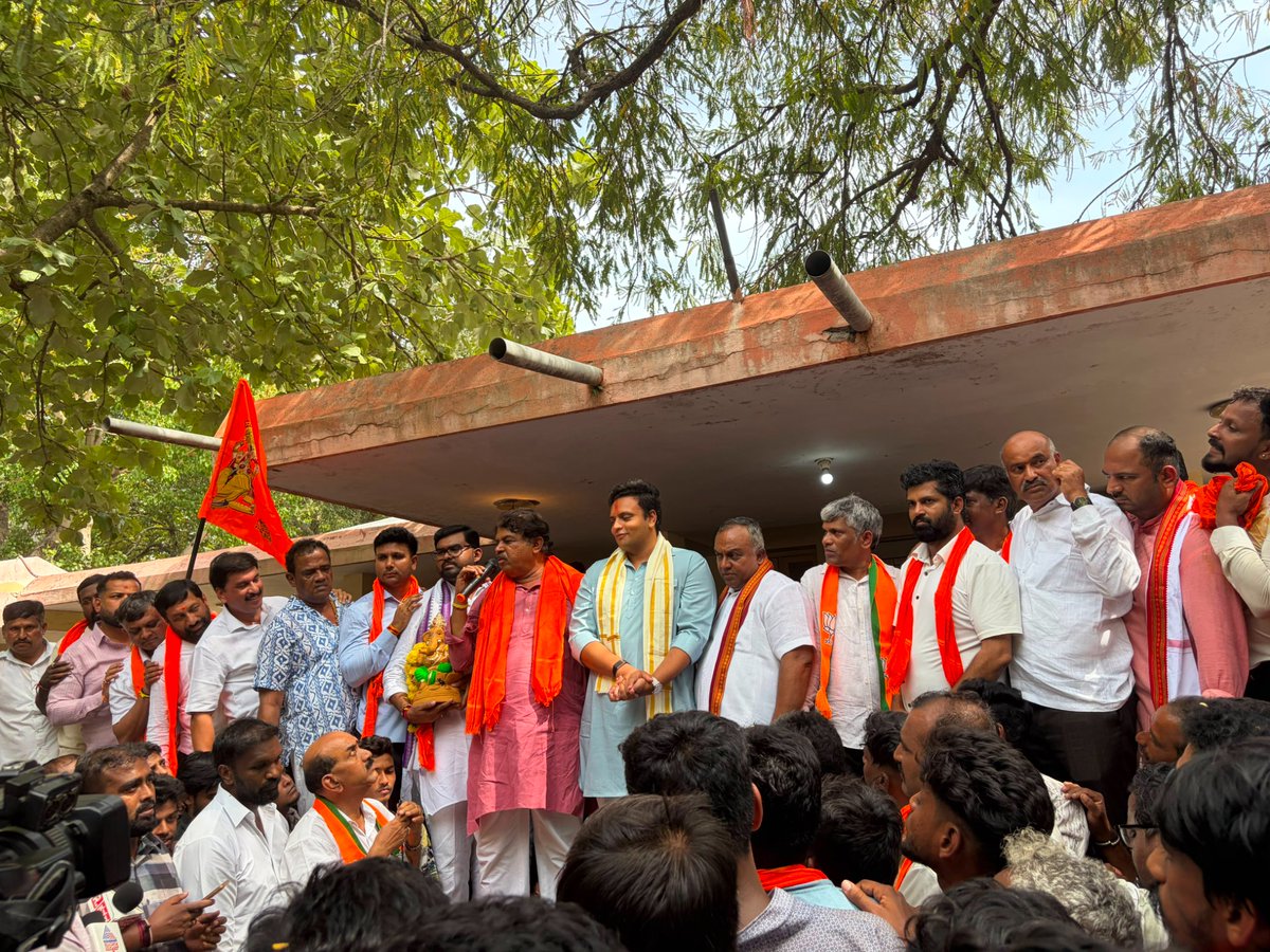 mepratap's tweet photo. ಗಣಪತಿ ಕೂರಿಸುವ ಯುವಕರಿಗೆ ಟಿ. ನರಸೀಪುರ ಠಾಣೆಯ ಪೊಲೀಸ್ ಇನ್ಸ್ಪೆಕ್ಟರ್ ಧಮ್ಕಿ ವಿಚಾರಕ್ಕೆ ಸಂಬಂಧಿಸಿದಂತೆ ಇಂದು ಟಿ.ನರಸೀಪುರದ ಪೊಲೀಸ್ ಠಾಣೆಗೆ ಭೇಟಿ ನೀಡಿ ಬೃಹತ್ ಪ್ರತಿಭಟನೆ ನಡೆಸಲಾಯಿತು.
ಈ ಸಂದರ್ಭದಲ್ಲಿ ವಿಧಾನಸಭೆಯ ವಿರೋಧ ಪಕ್ಷದ ನಾಯಕರಾದ ಸನ್ಮಾನ್ಯ ಶ್ರೀ ಆರ್. ಅಶೋಕ್ @RAshokaBJP  ರವರು, https://t.co/xBcYxWsMWL