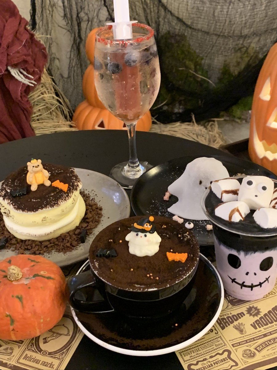 RiaSarkisian's tweet photo. Spooky Season Feast Alert! Pumpkin risotto, caramel apple cider, and mini candy corn tarts for your Halloween dinner. Swipe for the full menu!  #HalloweenEats， https://t.co/voOJAtQZph